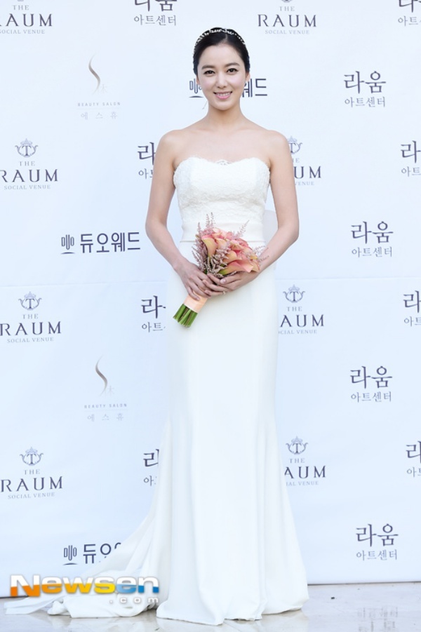 Cô dâu xinh đẹp xuất hiện.