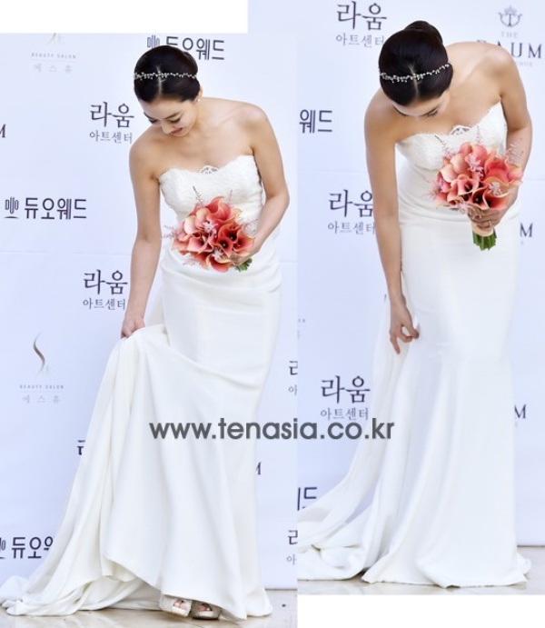 Tuy nhiên vì chiếc váy quá dài nên Lee So Yeon gặp lúng túng khi phải cân chỉnh váy.