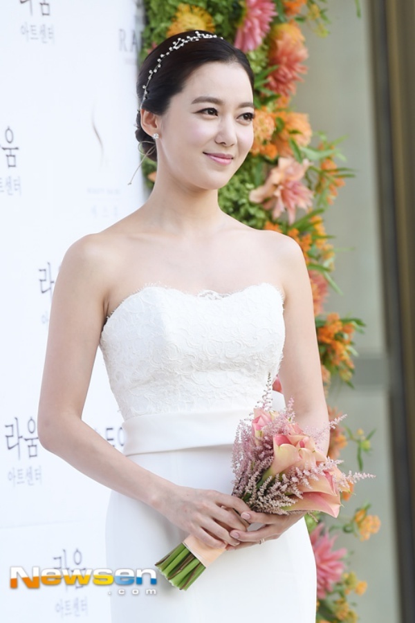 “Anh ấy là người ấm áp khiến tôi lúc nào cũng cảm thấy bình an”, Lee So Yeon nói về ông xã.