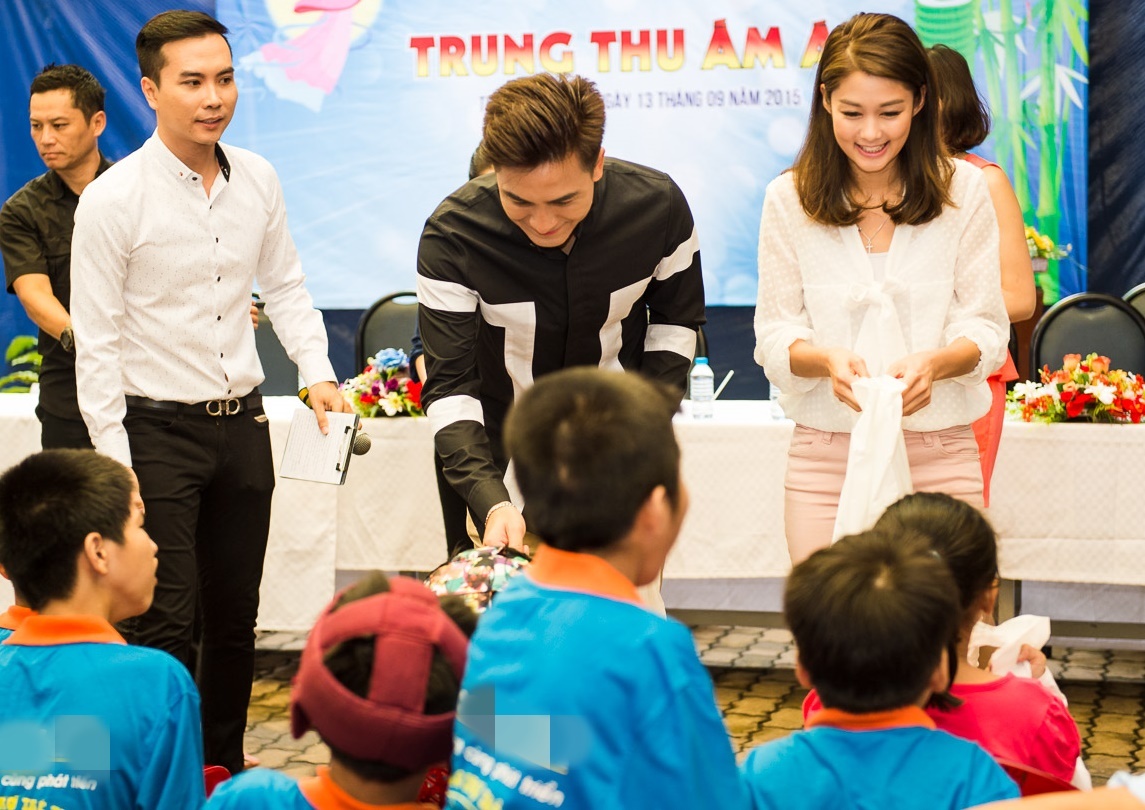 Hai ngôi sao Hong Kong tặng quà trung thu cho các em nhỏ tại trung tâm.