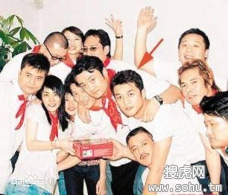 Vương Phi và các thành viên của nhóm do cô lập trong giai đoạn đầu.