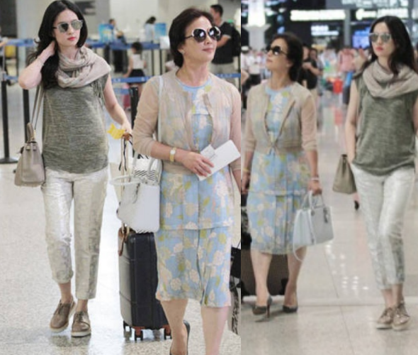 Mẹ con Lưu Diệc Phi nổi bật ở sân bay.