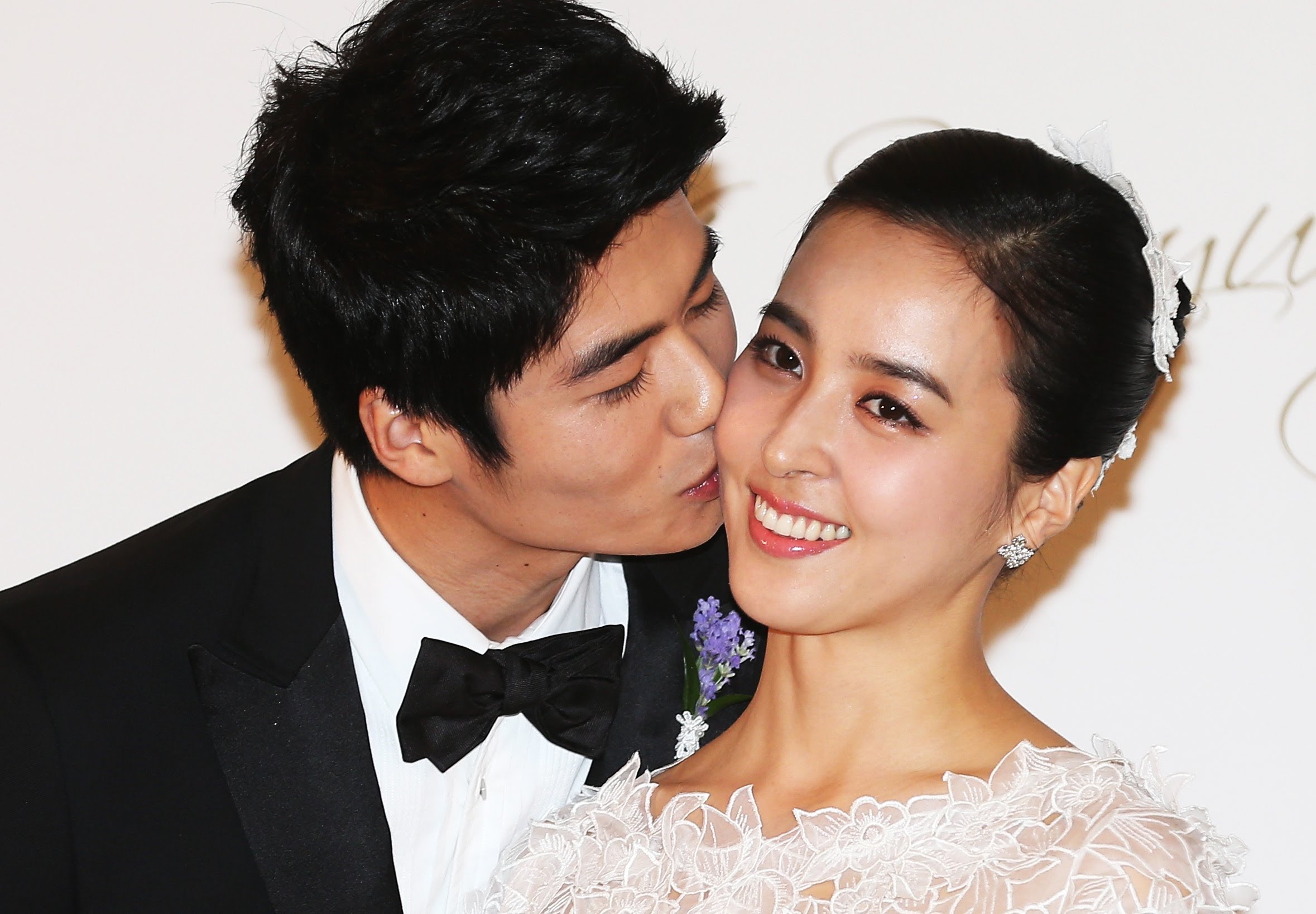 Vợ chồng Han Hye Jin - Ki Sung Yeung trong ngày cưới.