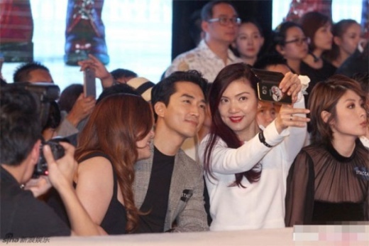 Song Seung Hun vui vẻ cùng vị khách nữ trước ống kính.