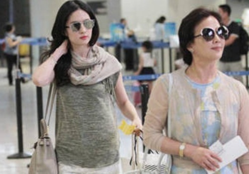 Luu Diec Phi vui ve o san bay sau tin ran nut tinh yeu hinh anh