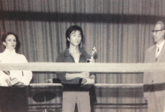 Hâm mộ Lý TIểu Long, 16 tuổi anh đạt giải võ thuật tại Mỹ. Nhưng cũng từ đây Chân Tử Đan lơ là việc học, chỉ thích đánh nhau.