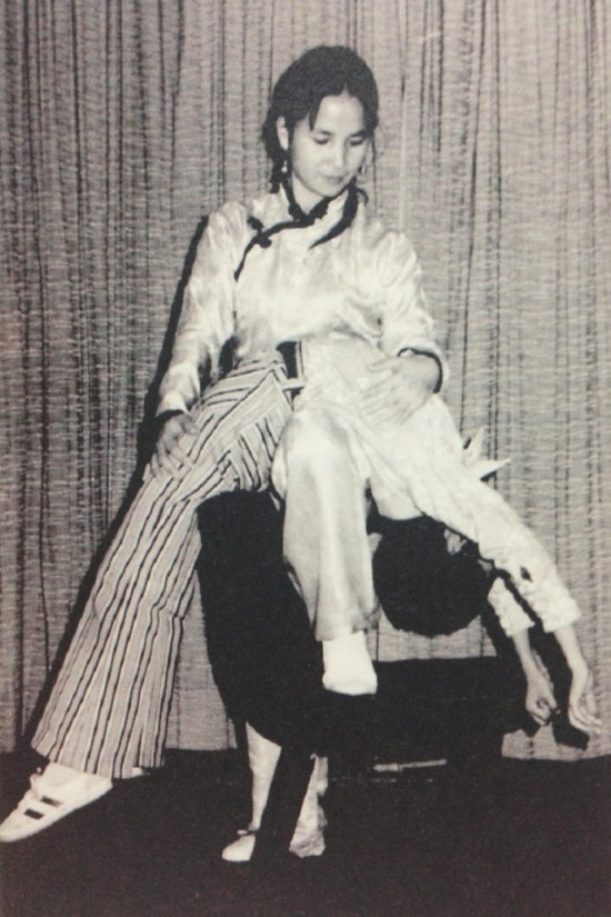 Mẹ anh là võ sư nổi tiếng và ngày ngày ép Chân Tử Đan học võ.