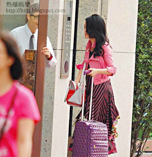 Lương Tiểu Băng không có trợ lý, thường tự xách đồ.