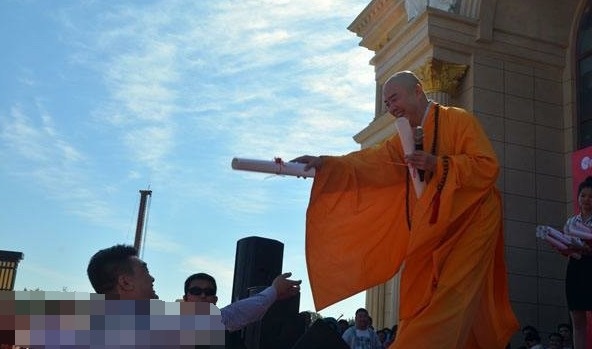 Nam diễn viên từng nổi tiếng với vai Đường Tăng trong Tây du ký bản 1986 vui vẻ hát giao lưu với khán giả.