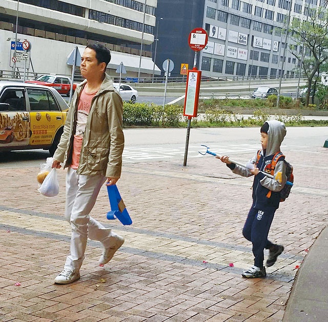 Tràn Gia Huy lo nội trợ, đưa đón con trai mỗi ngày.