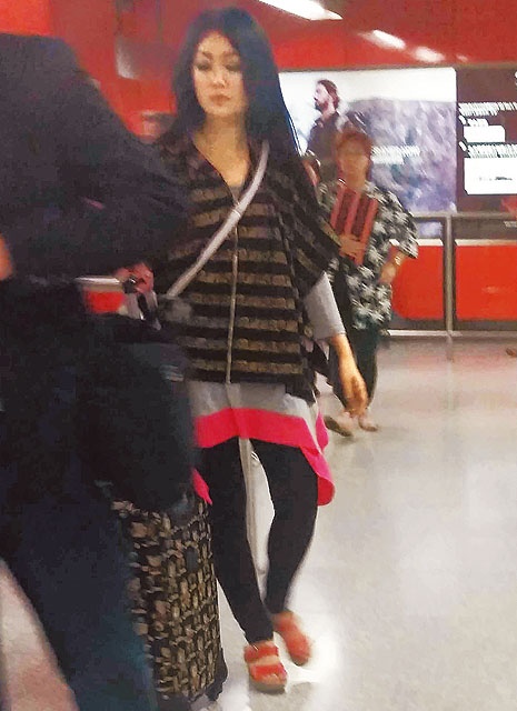 Để tiết kiệm chi phí, cô thường đi làm bằng xe bus, tàu điện ngầm.