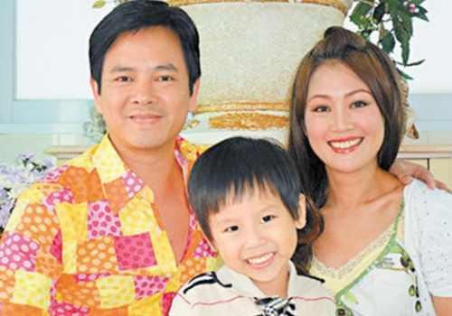 'Chuc Anh Dai' Luong Tieu Bang: Tuoi U50 chat vat nuoi chong hinh anh