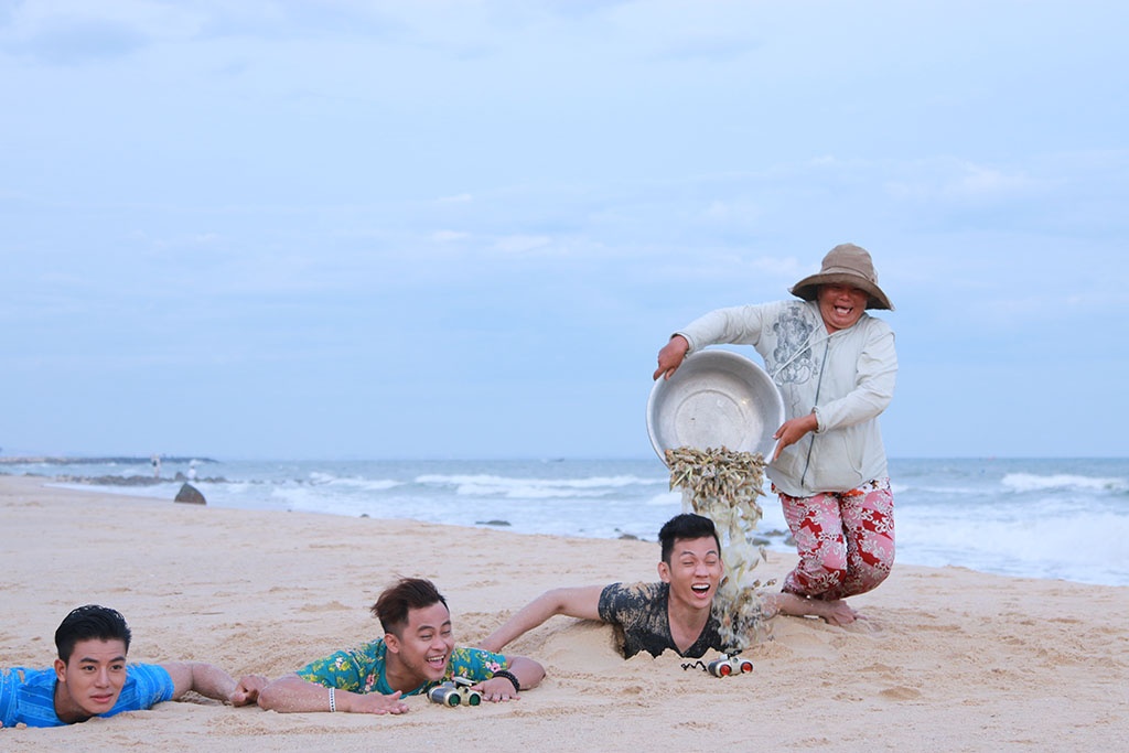 Mạnh Khôi đã đầu têu cho cả bọn thực hiện các chiến dịch gồm: “Con gà trống”, “Anh em kết nghĩa”, “Ấn tượng khó phai”. Dù lý thuyết đều rất hay, nhưng kết quả thực tế mang lại không như ý, luôn cười ra nước mắt.