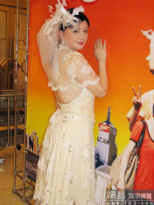 Vẫn tiếp tục đóng phim và hoạt động nghệ thuật nhưng càng ngày Cung Tuyết Hoa càng bị chê lố lăng. Bà thường mặc trang phục lòe loẹt, diêm dúa khi dự sự kiện.