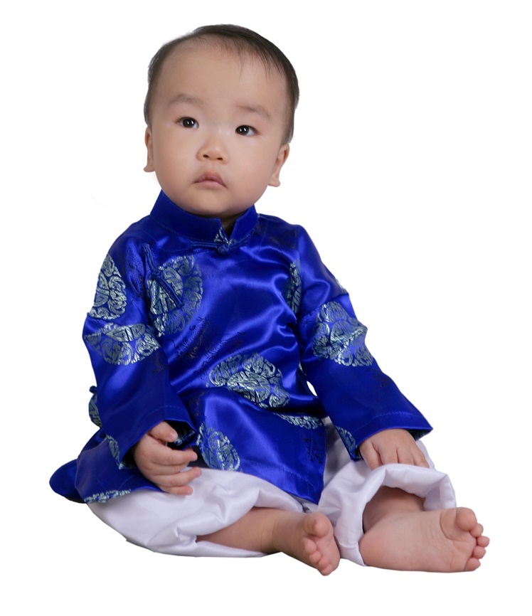 Hiện tại quần áo của Anh Kha đã lên đến hàng chục kg ở nhà, nhiều cái còn mới nguyên. Vợ nam danh hài đang chờ họ hàng, bạn bè ai sinh được con trai sẽ mang đem tặng.