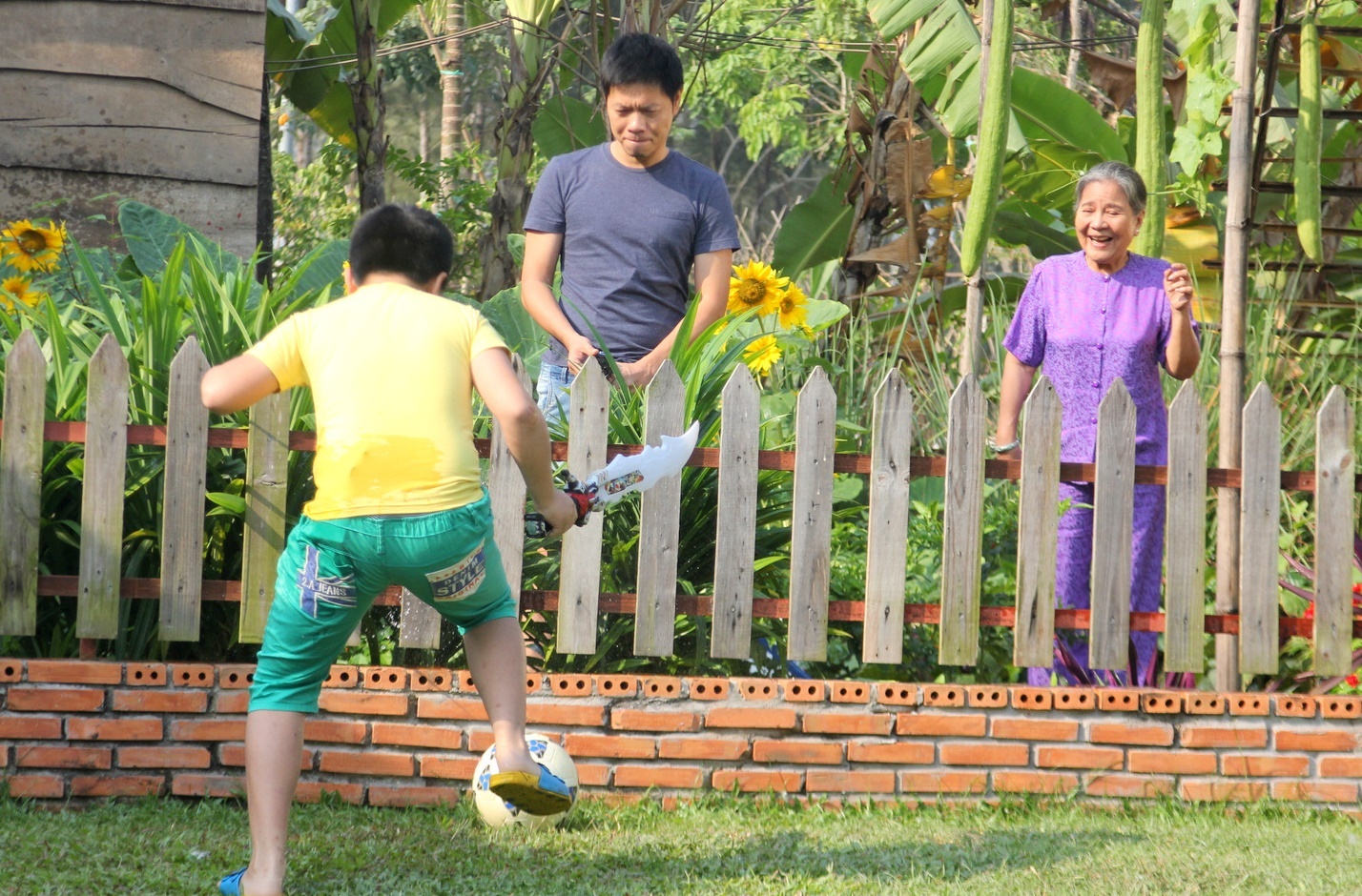 Thái Hòa đảm nhận vai Đức, một nhà thiết kế nội thất, làm việc trong một công ty lớn. Mặc dù có thu nhập cao, ngôi nhà đẹp, vợ đảm, con ngoan nhưng vì tính nghệ sĩ, anh hay đãng trí và có cách ứng xử không giống ai. Tuy nhiên, Đức lại là người chồng rất yêu vợ và thích ăn những món ngon do vơ nấu.