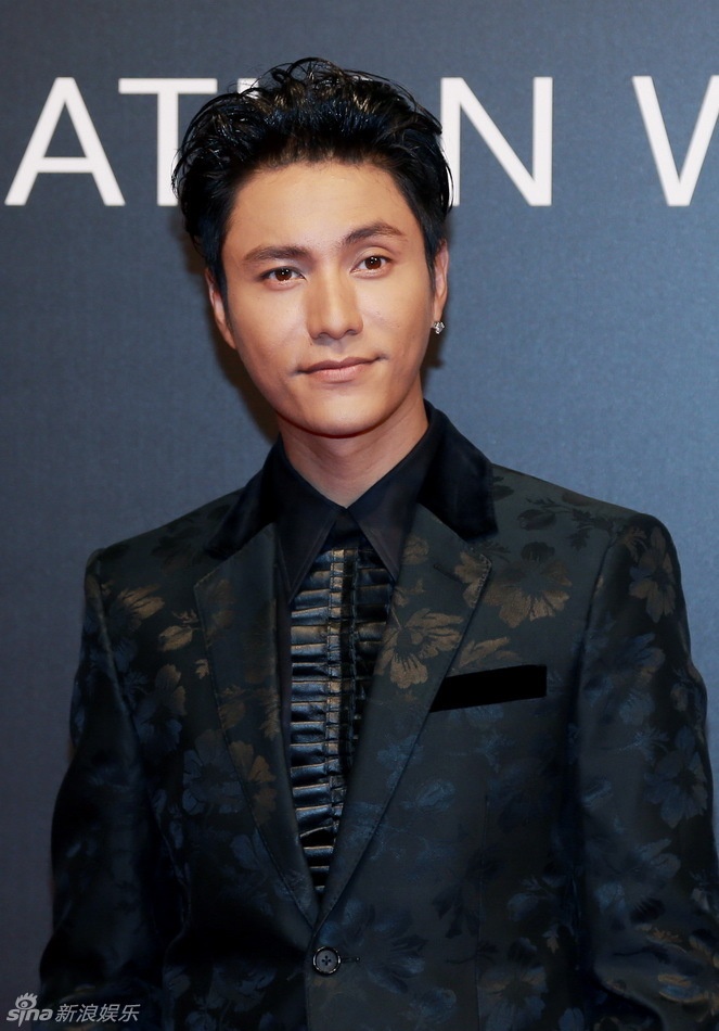 Trần Khôn nổi bật với vẻ lịch lãm.