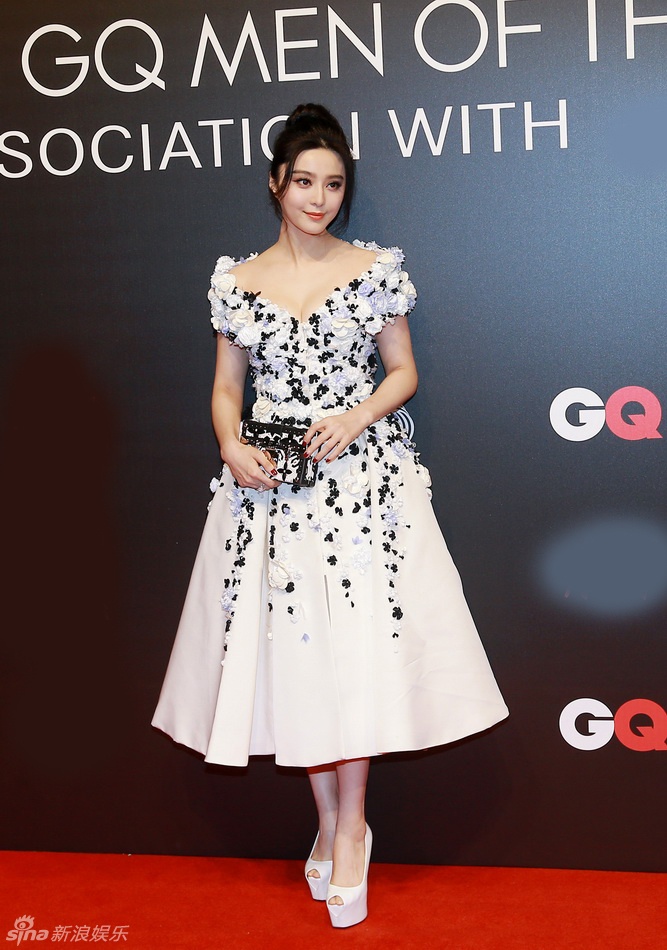 Tối 15/9, lễ trao giải thường niên của tạp chí GQ tổ chức tại Thượng Hải (Trung Quốc). Trên thảm đỏ, Phạm Băng Băng nổi bật với bộ váy lộng lẫy.
