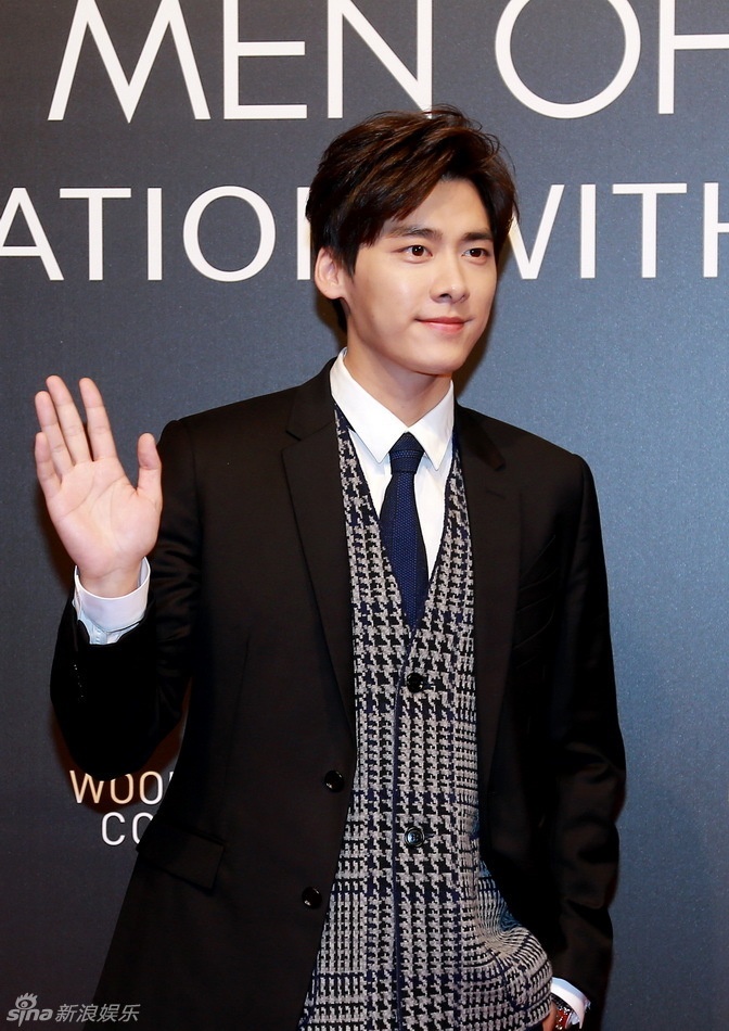 Nam thần Lý Dịch Phong điển trai trước ống kính. Anh đang là sao nam được hâm mộ cuồng nhiệt.