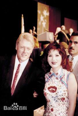 Cung Tuyết Hoa sinh năm 1948 tại Thượng Hải (Trung Quốc). Bà từng kết hôn với Đại sứ Pháp tại Thượng Hải. Thời gian đầu, bà theo chồng sang Pháp sống. Hai người ly hôn sau khi có một bé trai, Cung Tuyết Hoa trở về quê nhà đóng phim. (Ảnh: Cung Tuyết Hoa chụp ảnh cùng cựu Tổng thống Mỹ - Bill Clinton).