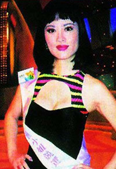  Năm 1995, Cung Tuyết Hoa gây sốc khi tham dự cuộc thi Hoa hậu châu Á. Thậm chí bà còn lọt vào vòng chung kết, mặc dù đã ở tuổi 47. Ban tổ chức cuộc thi năm ấy bị chỉ trích nặng nề vì điều này.