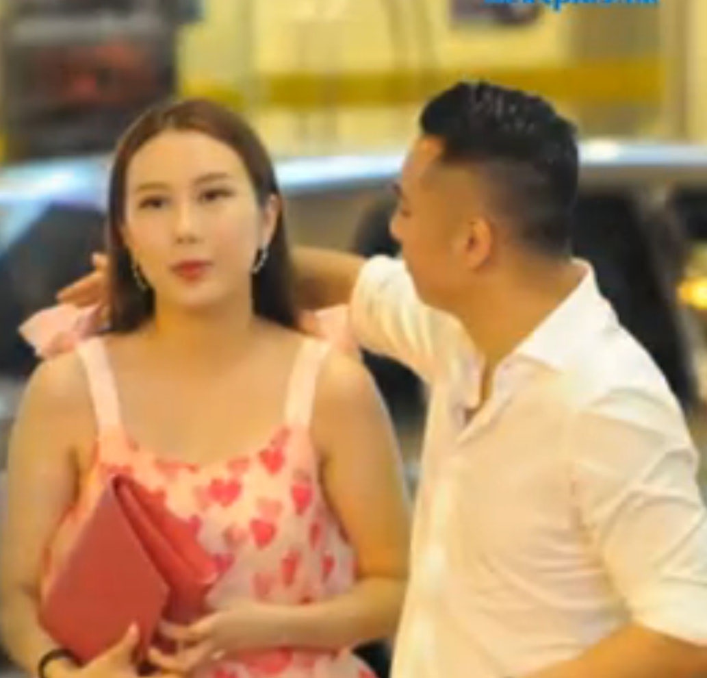 Anh chàng này đi đến 3h sáng với một cô gái trẻ đẹp.