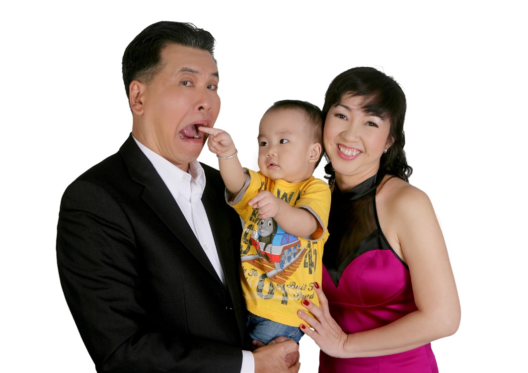 Chấm dứt cuộc sống độc thân ở tuổi 51 bằng một đám cưới ấm cúng vào tháng 9/2013. Một năm sau, nghệ sĩ Hữu Nghĩa hạnh phúc đón con trai đầu lòng chào đời. Vợ nam danh hài tên Ngọc Vân, năm nay 42tuổi, làm nghề buôn bán.