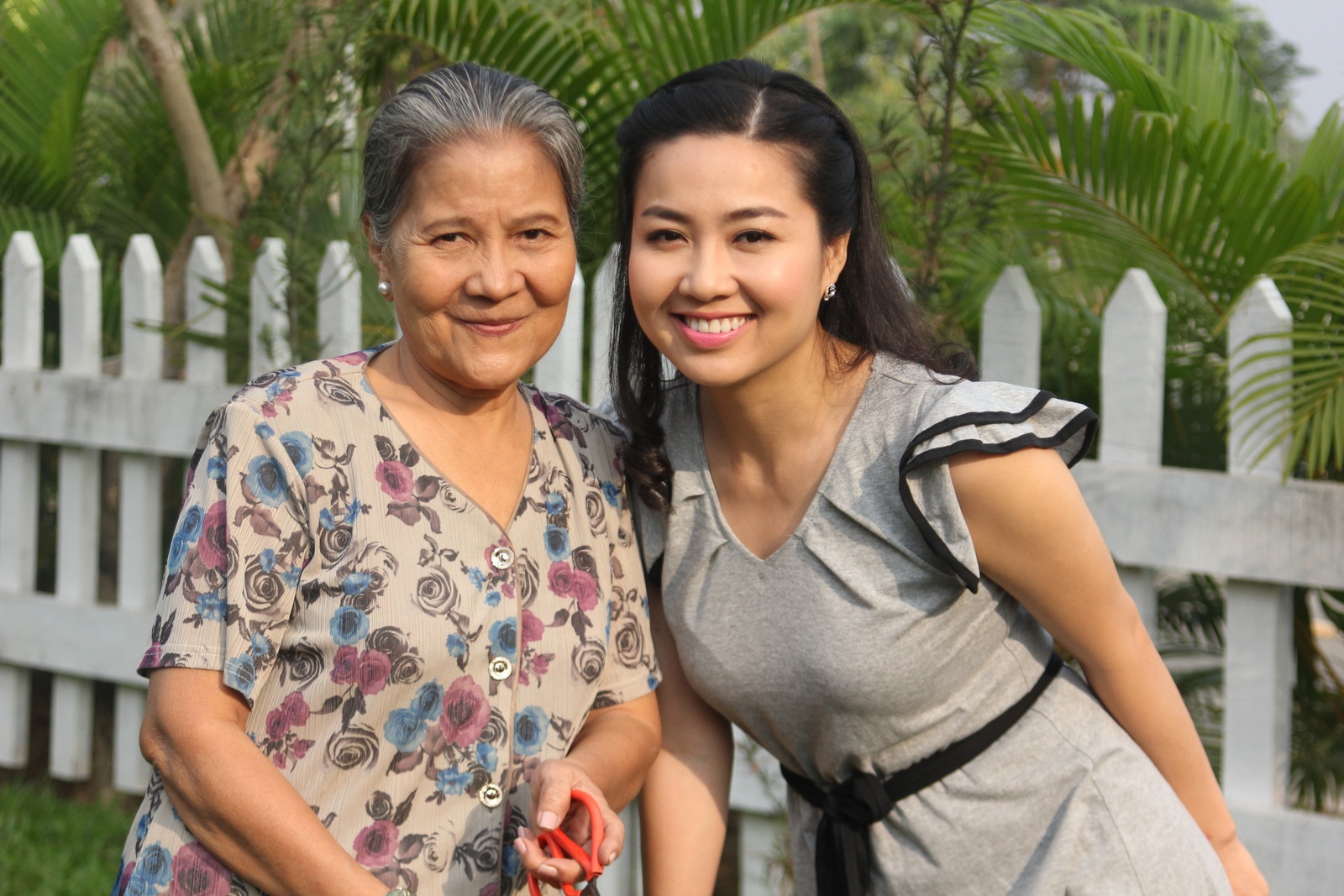 Trong khi đó, Lê Khánh vào vai Hạnh, người phụ nữ dịu dàng, đảm đang việc bếp núc. Vì có ông chồng Thái Hòa giỏi giang kiếm tiền, nên cô chỉ ở nhà làm bà nội trợ và chăm sóc hai con nhỏ.