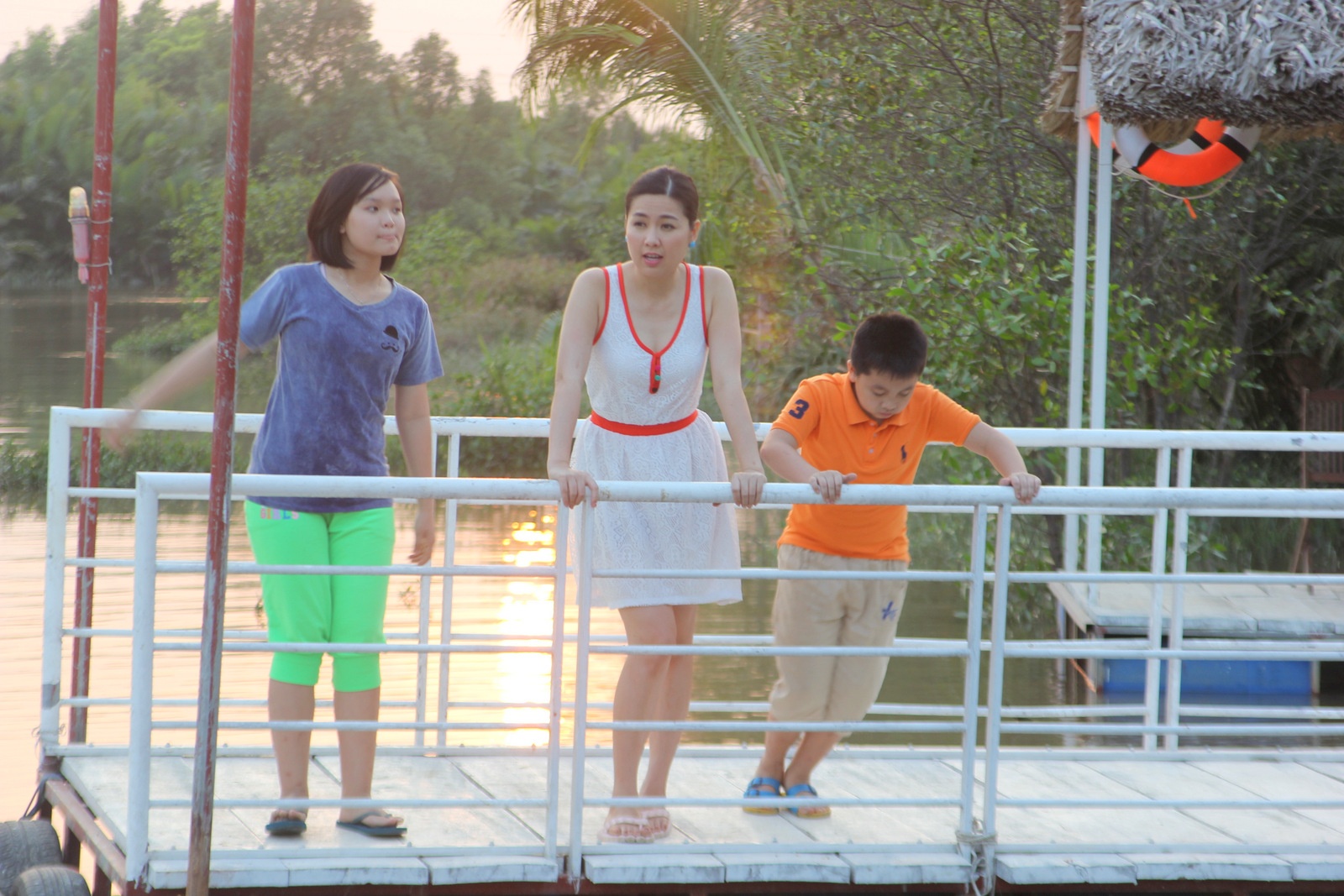 Hai bé Hoàng Quân (áo xanh) và Mỹ Sang (váy vàng) đóng vai các con của Lê Khánh - Thái Hòa.