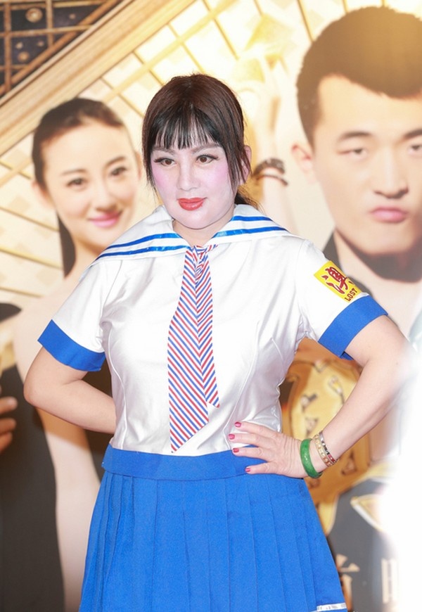 Trong bất kỳ sự kiện nào có mặt, mặc dù ở tuổi U70, bà vẫn mặc lố lắng như nữ sinh 16. 