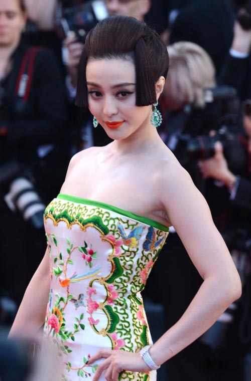 Trên thảm đỏ với bộ váy màu xanh gốm sứ, Phạm Băng Băng chưng hửng khi bị nhầm là diễn viên Nhật Bản.