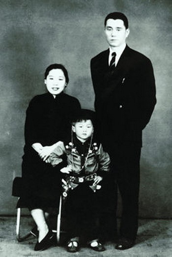 Thành Long thời nhỏ bên cha mẹ.