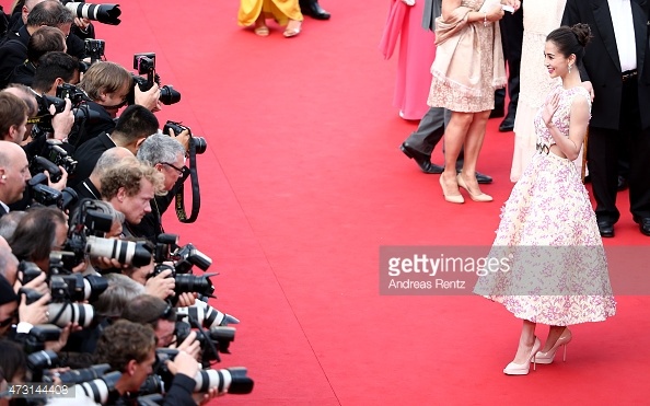 Angela Baby khi có mặt trên thảm đỏ quốc tế LHP Cannes cố tạo dáng thật lâu mặc dù số lượng phóng viên quan tâm đến cô gần như không có. Trước những chỉ trích, cô vui vẻ: 