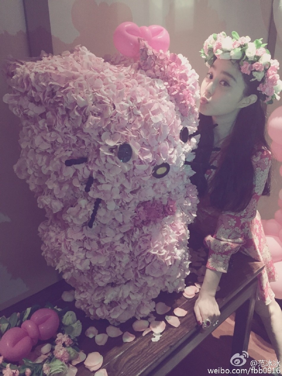 Có hình tượng khó gần trên màn ảnh nhưng ngoài đời, nữ diễn viên 34 tuổi có cá tính trẻ thơ và đôi lúc cũng thích làm nũng.