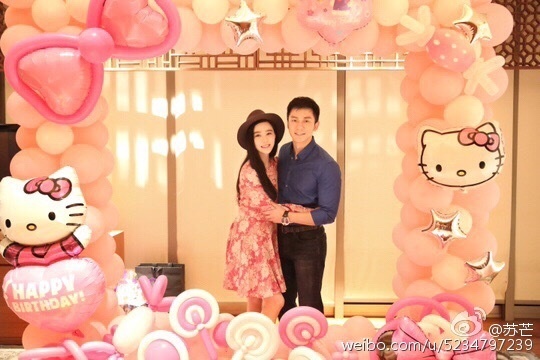 Trước ống kính, cô ôm chầm bạn trai bày tỏ hạnh phúc.