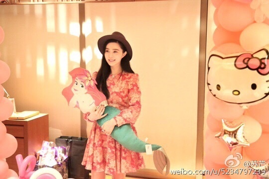 Tối 16/9, bạn thân Phạm Băng Băng - Trần Lệ Chí chia sẻ hình ảnh trong buổi tiệc sinh nhật tròn 34 tuổi của người đẹp. Cô mặc váy màu hồng, gian phòng tràn ngập hình ảnh Hello Kitty.