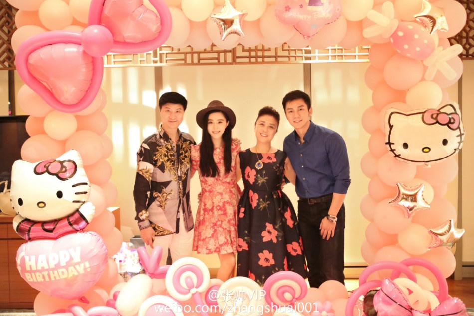 Phạm Băng Băng hạnh phúc đón sinh nhật bên bố mẹ và người yêu điển trai Lý Thần.