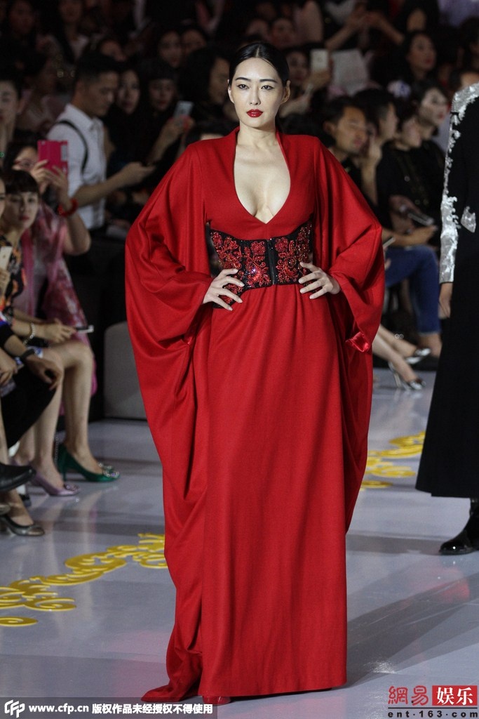 Trong sự kiện thời trang mới diễn ra tại Đài Loan, Mạnh Quảng Mỹ nổi bật trong bộ váy màu đỏ, khoét cổ rất sâu khoe trọn vòng một.