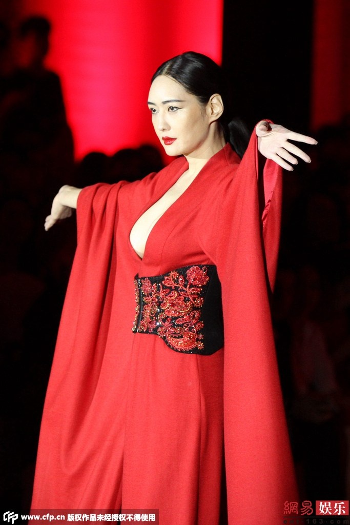 Mạnh Quảng Mỹ năm nay 48 tuổi nhưng cô vẫn đẹp và gợi cảm như thời đôi mươi.