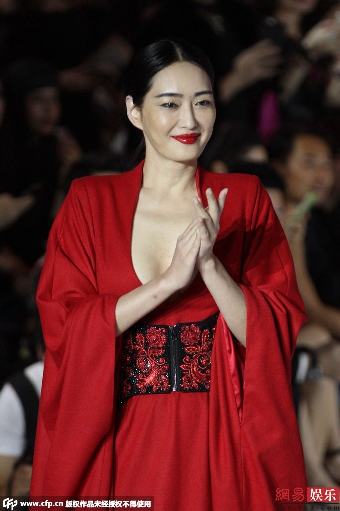 Mạnh Quảng Mỹ được biết đến nhờ vai Lý Mạc Sầu trong Thần điêu đại hiệp bản Lưu Diệc Phi - Huỳnh Hiểu Minh, Nhện tinh trong Tây du ký bản 2011. Cô có tiếng gợi cảm trong làng giải trí.