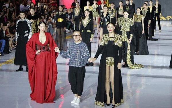 Năm 2010, cô kết hôn với đại gia Cát Tăng Hòa - CEO một trung tâm mua sắm nổi tiếng ở Bắc Kinh. Thời điểm đám cưới, Mạnh Quảng Mỹ gặp nhiều chỉ trích vì Tăng Hòa đã có một đời vợ, con trai lớn. Vợ thương gia này lên tiếng tố cáo gia đình bà tan nát vì Mạnh Quảng Mỹ. “Cô ta là hồ ly thật sự khi cố tình phá đám, mồi chài chồng tôi khiến ông ấy bỏ vợ con” - bà cho biết. Trước sự chỉ trích từ dư luận, Mạnh Quảng Mỹ khẳng định tất cả chỉ là dối trá nhằm bôi nhọ cuộc sống của cô và chồng.