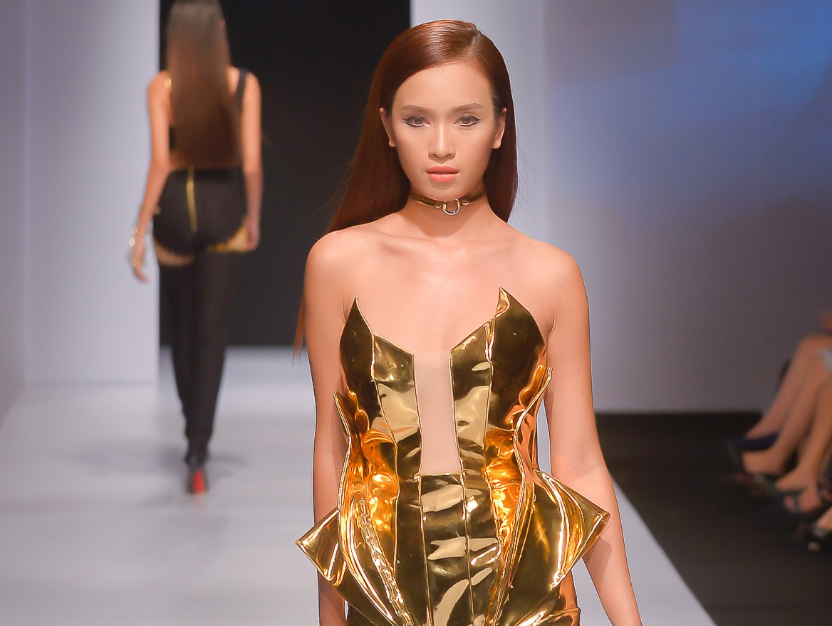 Ai Phuong lanh lung sai buoc tren san catwalk hinh anh