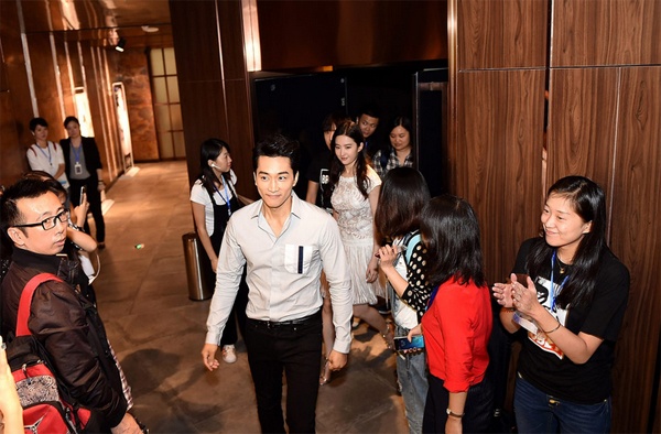 Có mặt chung trong một sự kiện nhưng hai người không đi cùng nhau.