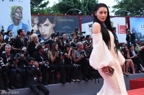 Trương Hinh Dư trơ trọi trên thảm đỏ quốc tế. Khi trả lời phỏng vấn khi về nước, cô né tránh nói về thông tin này.