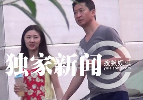 Chau Kiet tay trong tay ban gai sau tin tron no hinh anh