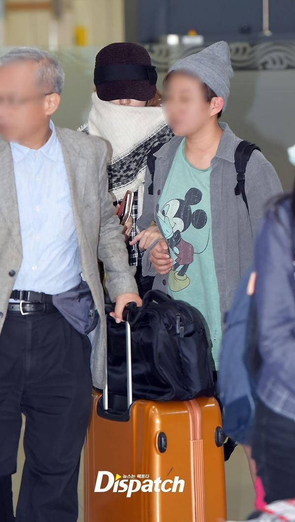Chiều hôm 18/9, Yoon Eun Hye đến nhập cảnh ở sân bay quốc tế Gimpo lên đường sang Trung Quốc ghi hình. Kiều nữ xứ Hàn xuất hiện trong bộ dạng được che chắn kín mít, không thoải mái đi lại như mọi khi.