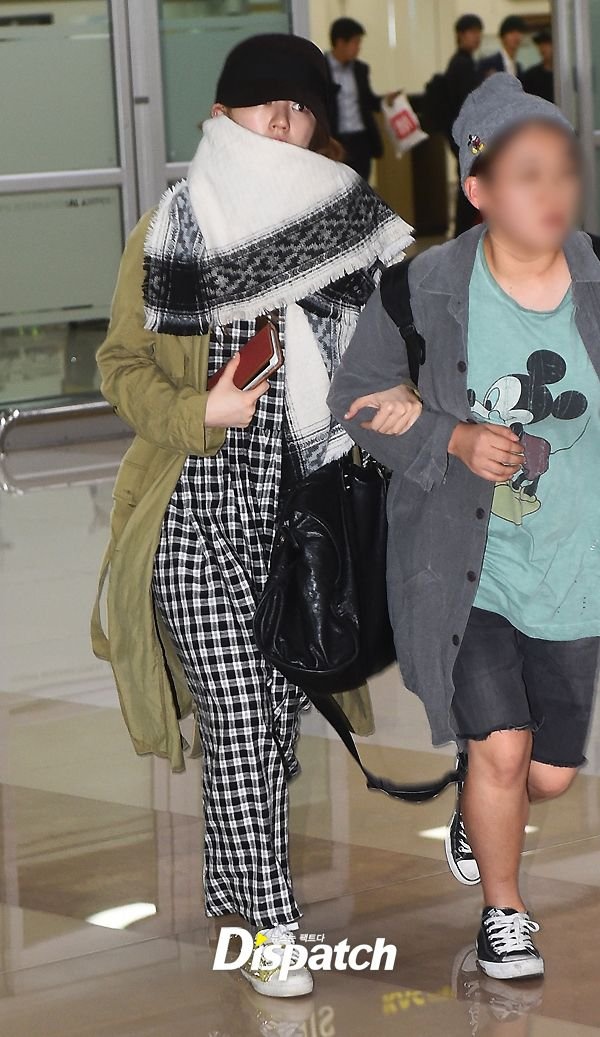 Bị nhà thiết kế Yoon Choon Ho tố ăn cắp ý tưởng để dự thi Goddess’ Fashion ở Trung Quốc, người đẹp Hoàng cung kiên quyết phủ nhận. Trên trang cá nhân, nữ diễn viên thậm chí kêu gọi người hâm mộ mong chờ những thiết kế mới. Hành động này của Yoon Eun Hye cũng khiến nhiều người chỉ trích cô muốn tảng lờ scandal. 