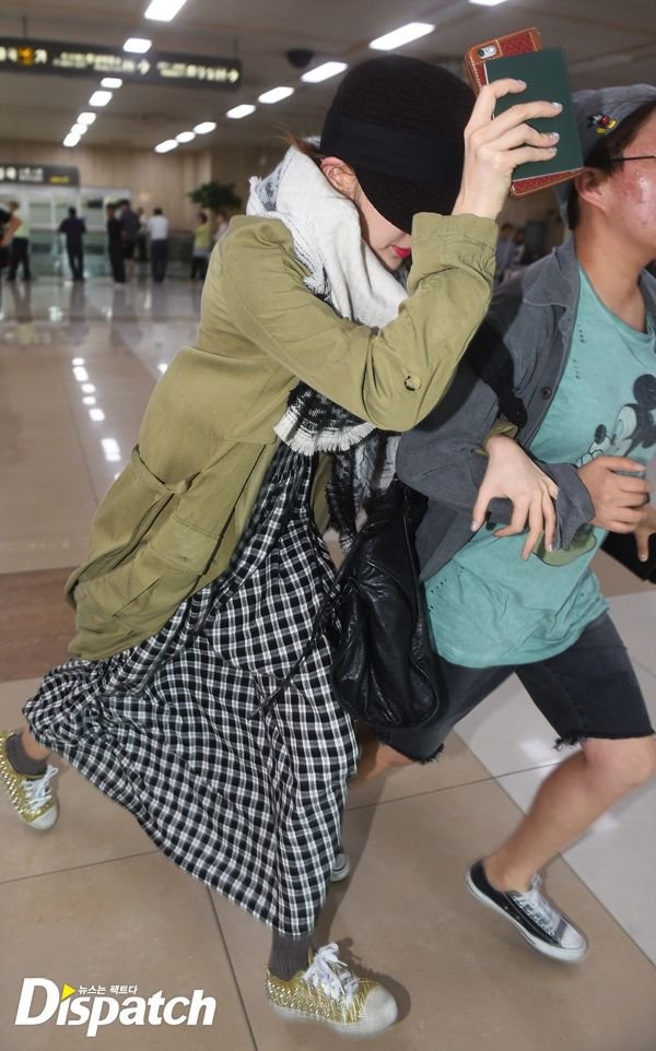 Nhận ra cánh săn ảnh bám theo, Yoon Eun Hye và trợ lý vội vàng chạy về phía cửa ra. “Thái tử phi” che chắn ánh đèn flash. 