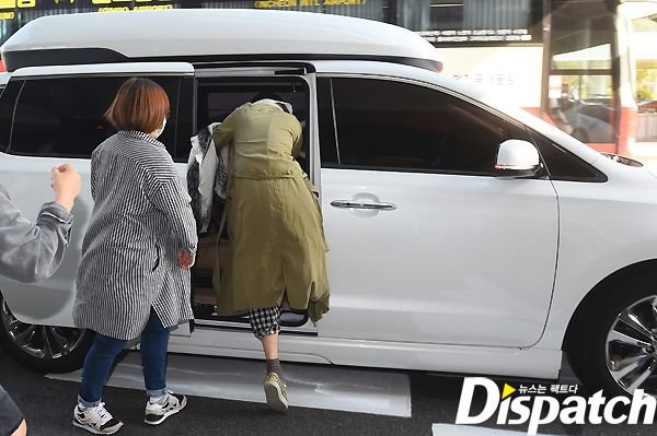 Yoon Eun Hye lao vội lên chiếc xe đã đỗ sẵn. Công ty quản lý của nữ diễn viên từ chối tiết lộ về lịch trình công việc ở Trung Quốc.