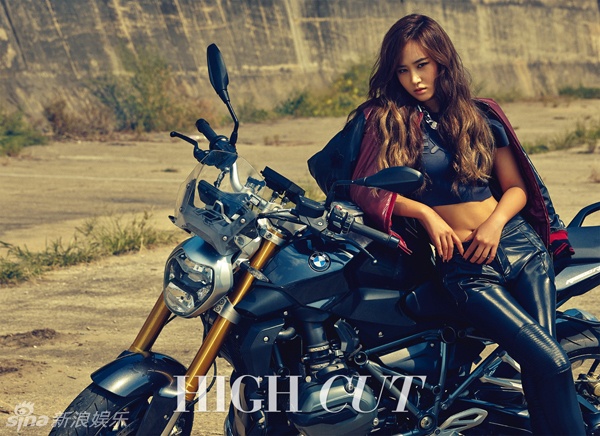 Thành viên Yuri và nhóm SNSD đánh dấu sự trở lại thành công với Lion Heart. Trên High Cut, người đẹp tự tin bên xe máy.